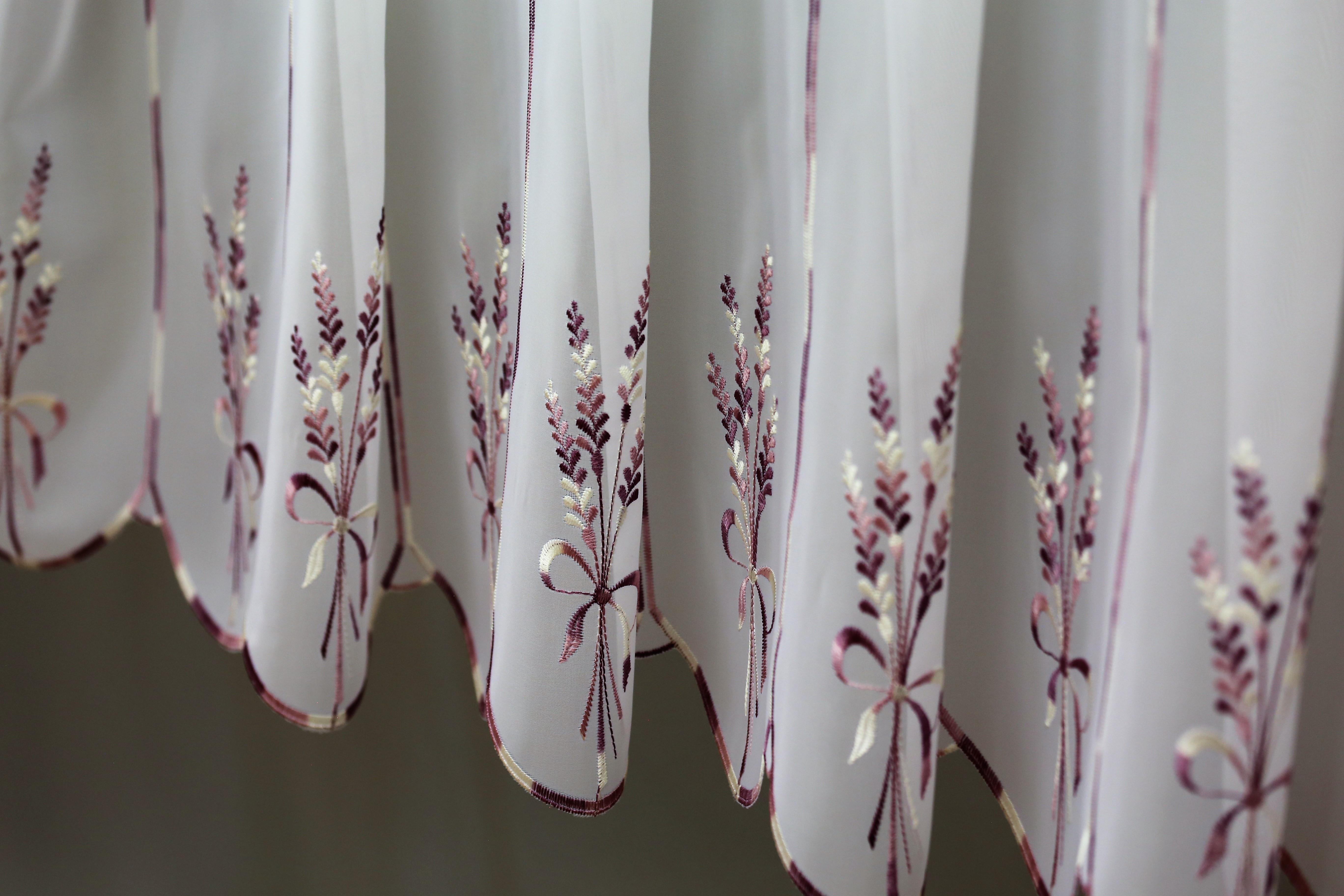 Toscana (18) fehér/lila virágmintás vitrage függöny 60 cm